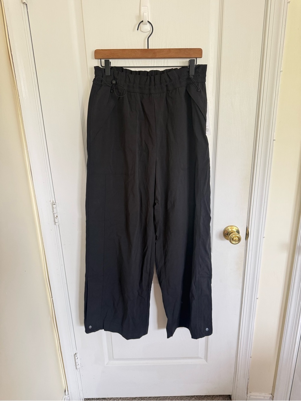 Athleta NEW Trekkie Parachute Pant in Black - Picture 3 of 4